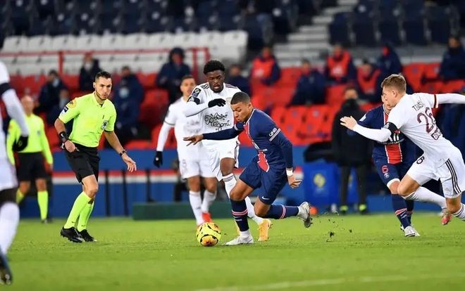 关于曼城客场战平巴黎圣日耳曼，小组头名未定的信息